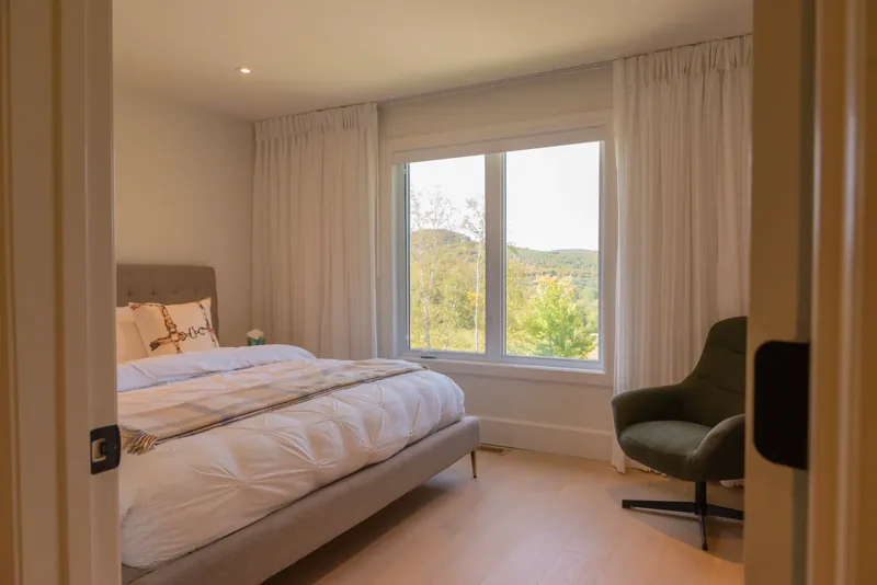 Bedroom with a window overlooking the hills